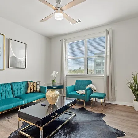 Uptown Houston Modern Queen Suite With Spa Amenities, Pool And Free Parking